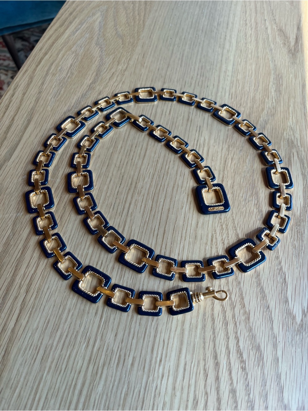 Vintage 90’s St. John navy and gold enamel chain belt - Picture 3 of 3